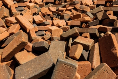 Un mur détruit par un voisin doit être reconstruit à l’identique