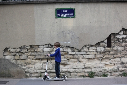 Trottinettes et skateboards sur les trottoirs